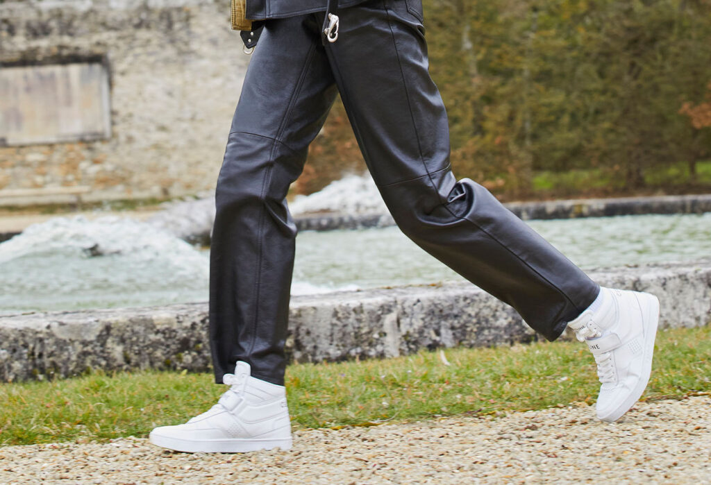 Как предотвратить загрязнение белых кроссовок