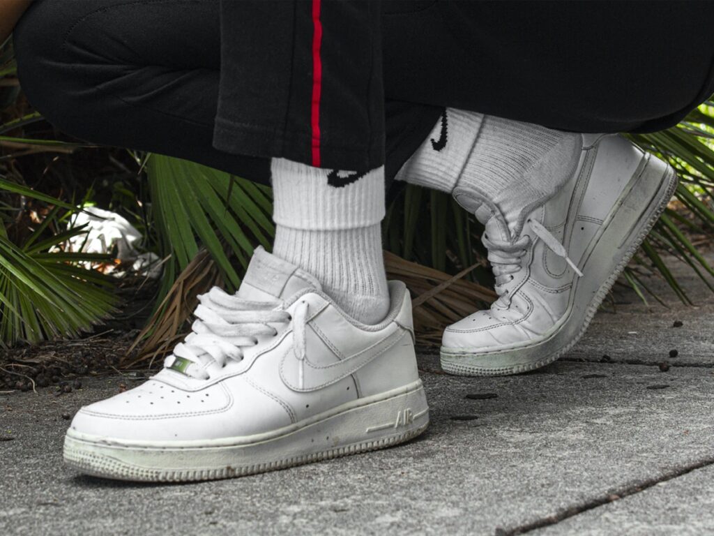 Как почистить белые кроссовки