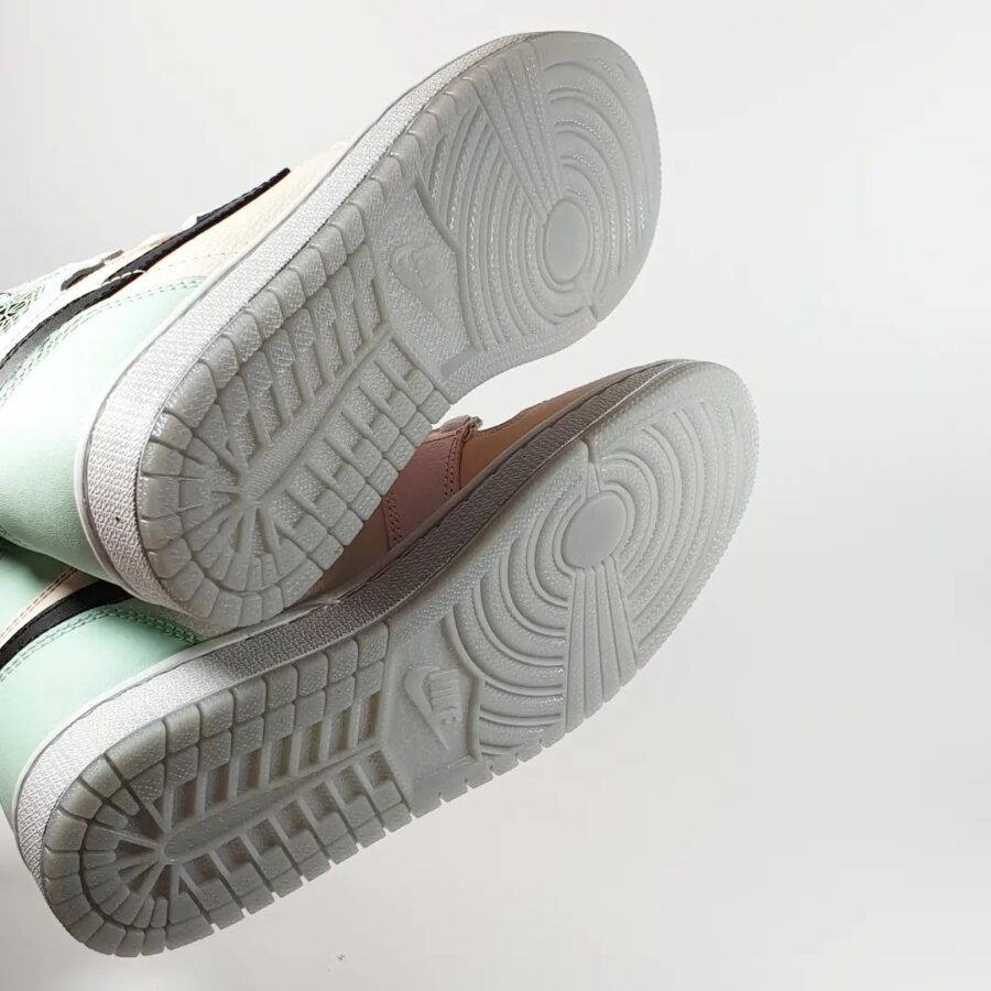 Nike Air Jordan 1 High Retro CMFT EASTER 1