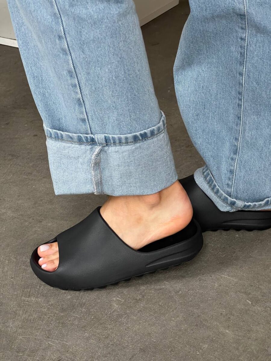 Adidas Yeezy Slide Black 4