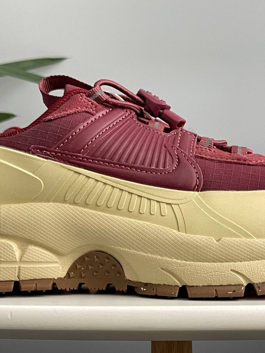 Nike Zoom Vomero Roam Team Red Gold HQ2181-700