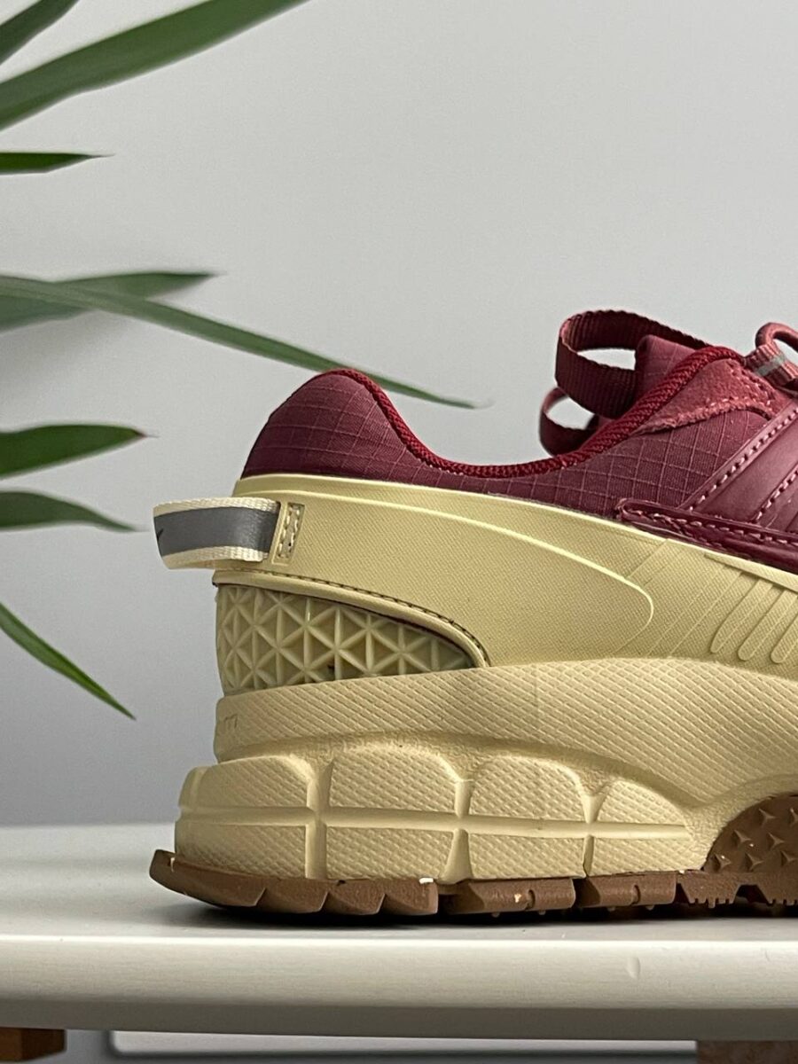 Nike Zoom Vomero Roam Team Red Gold HQ2181-700